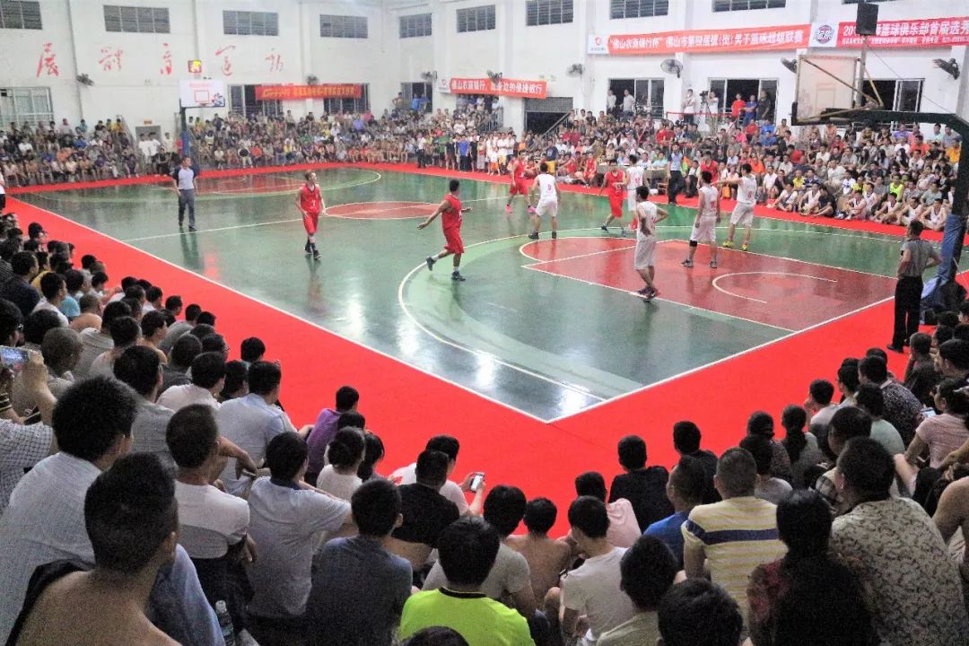 往届篮球赛现场,观众席上坐满了球迷.