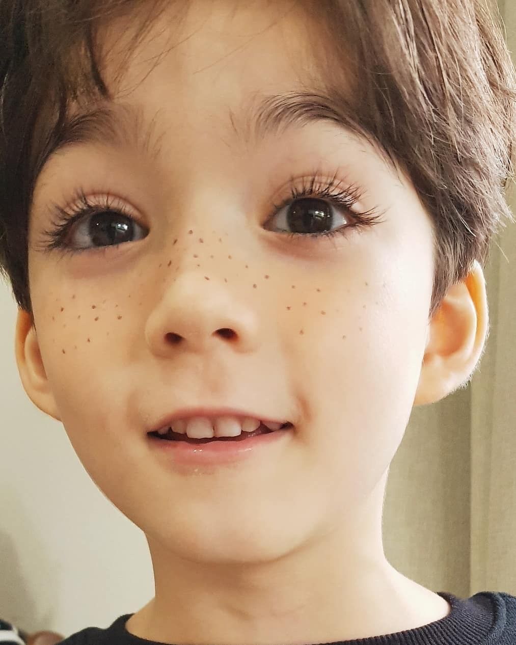 6岁混血"睫毛精"圈粉无数,大批粉丝惊呼:"简直美到令人窒息!