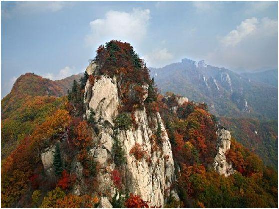 丹東鳳凰山景區是國家級風景名勝區風凰山是遼寧四大名山之一,山高林