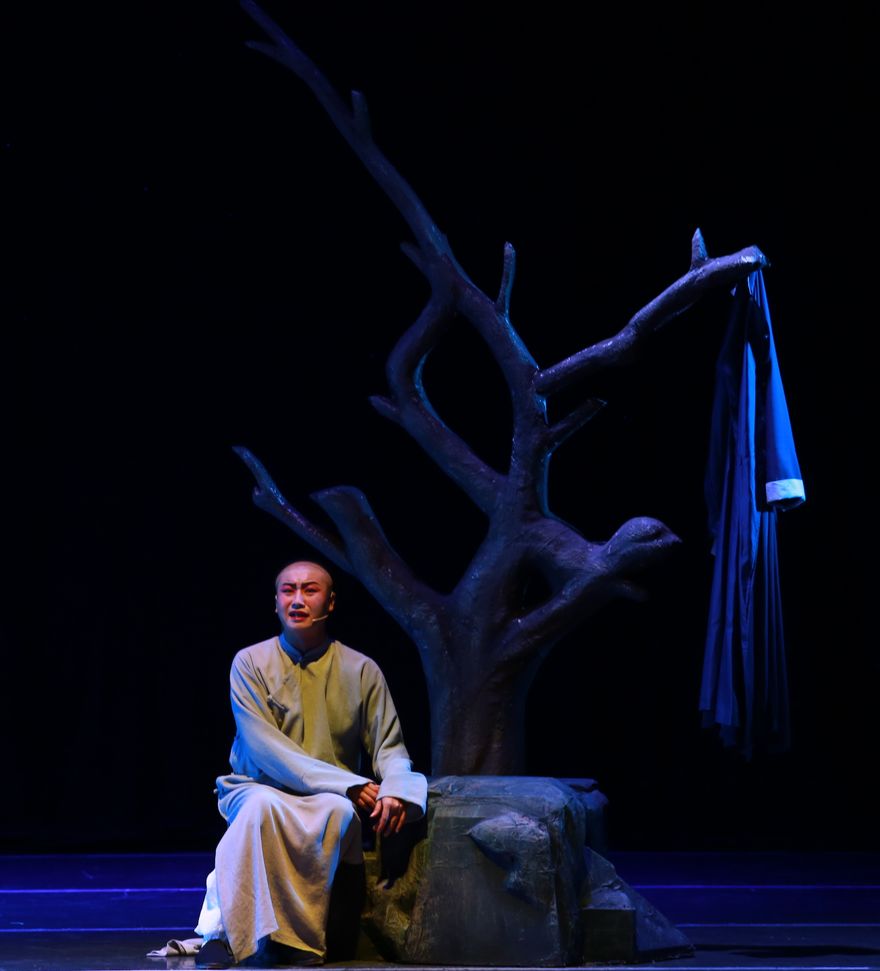 彩 调 剧《孔乙己》奸贼王莽篡夺汉位,杀死忠臣吴国柱.