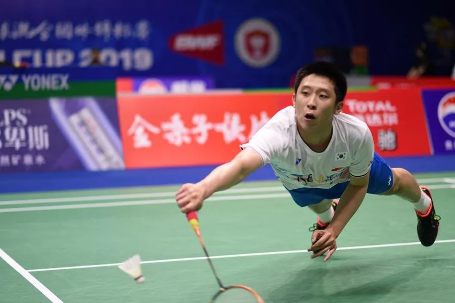 许侊熙鱼跃救球