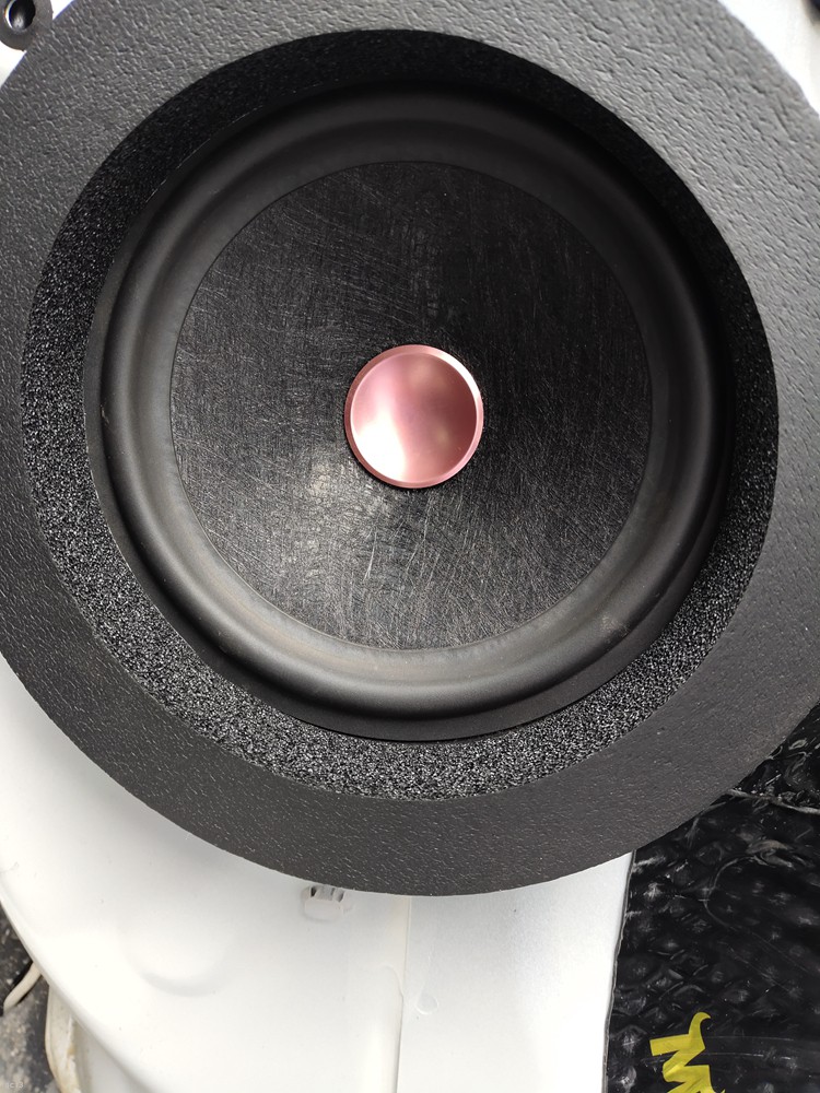 3,后门安装德国曼迪sp-d172同轴喇叭,整体表现爽朗明快同轴喇叭的高音