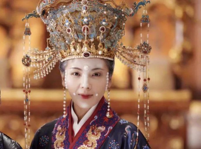 宋朝的几个皇后,甚至侍女,都是类似的造型.只是珍珠数量不同.