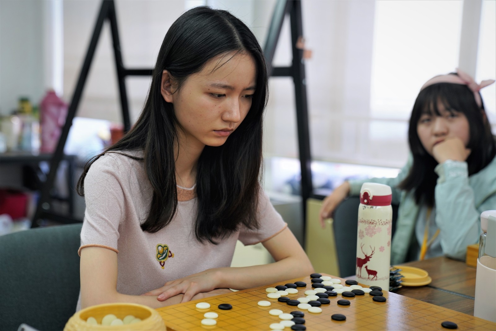 唐嘉雯高若环陈一鸣战鹰周泓余靓丽的女棋手赛场孙根