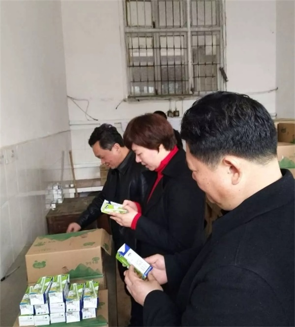 副县长唐艳在县市场监督管理局局长的陪同下检查学校食品安全