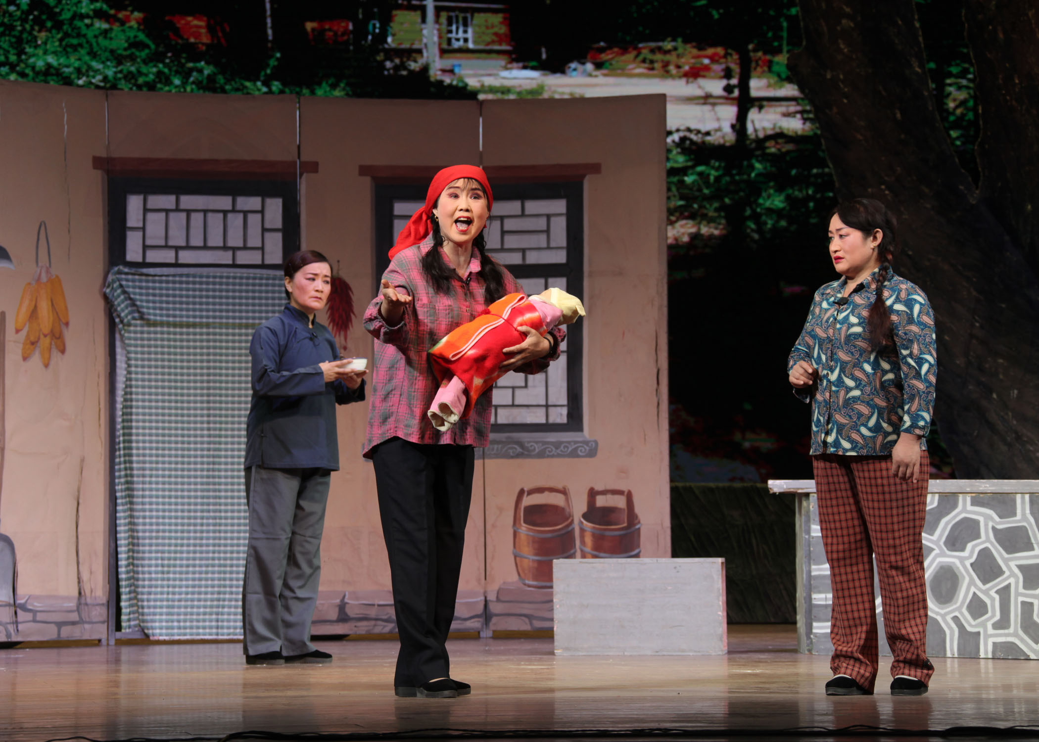 武乡秧歌现代戏养女胜亲生阔别舞台三十多年再度上演