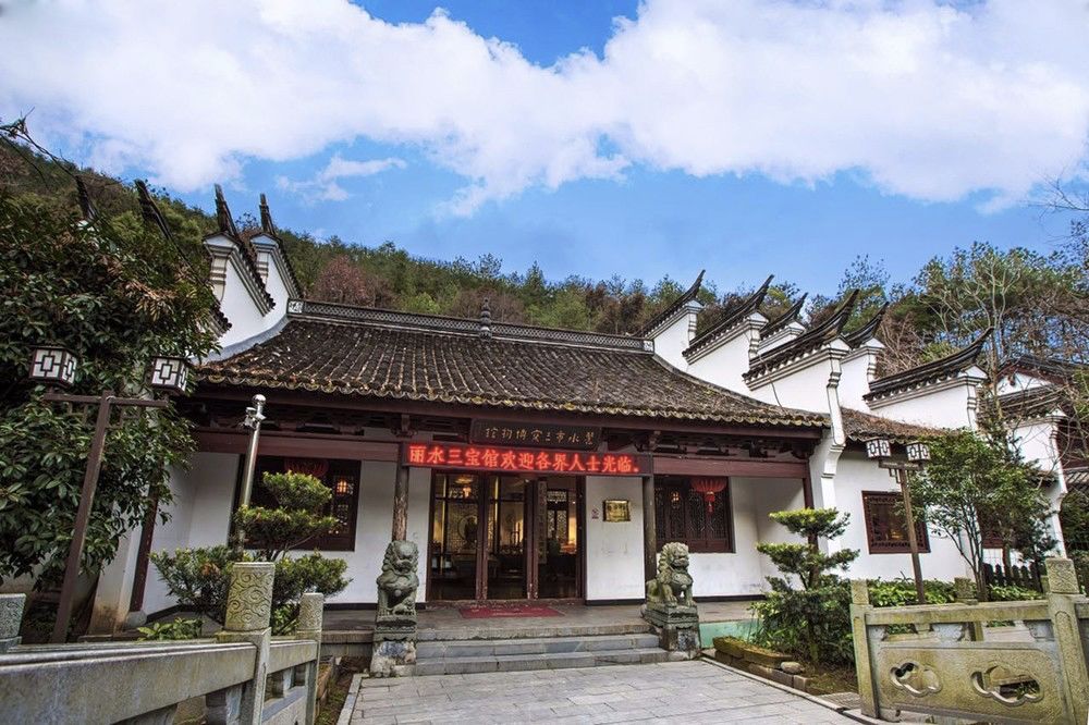 丽水三宝馆座落在丽水市区白云山森林公园内馆内设有青田石雕珍宝馆