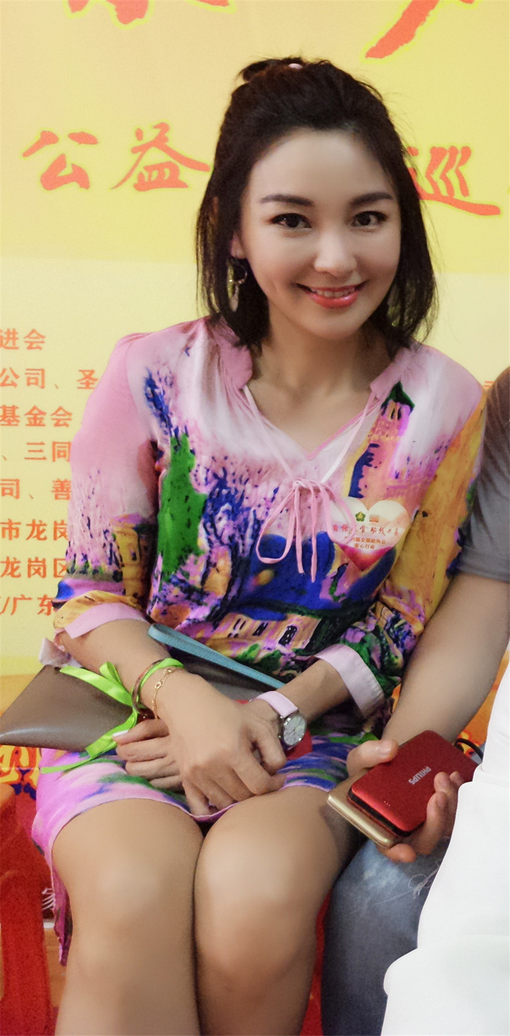 原创陈秀丽穿印花裙风格甜美短发半扎更减龄最美小昭42岁都没变