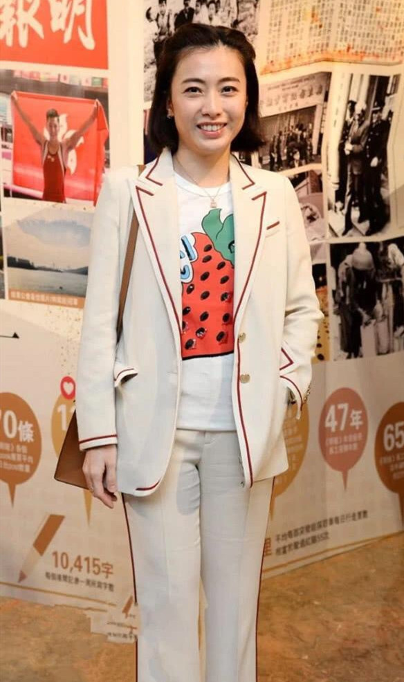 原创甘比与众女星同场比美草莓t恤配爱马仕包凭贵妇气质艳压全场