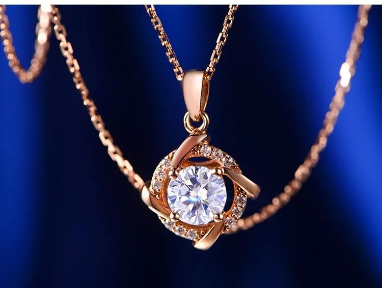 莫桑石吊坠赏析它璀璨如钻石