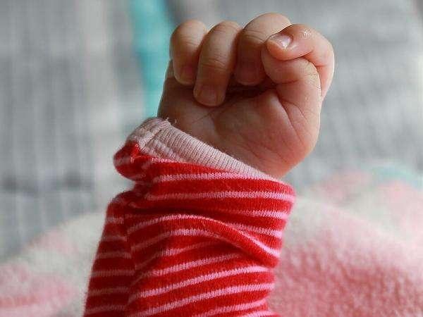 宝宝出生后为何总是握着"小拳头"?过了这个月,父母就该重视了