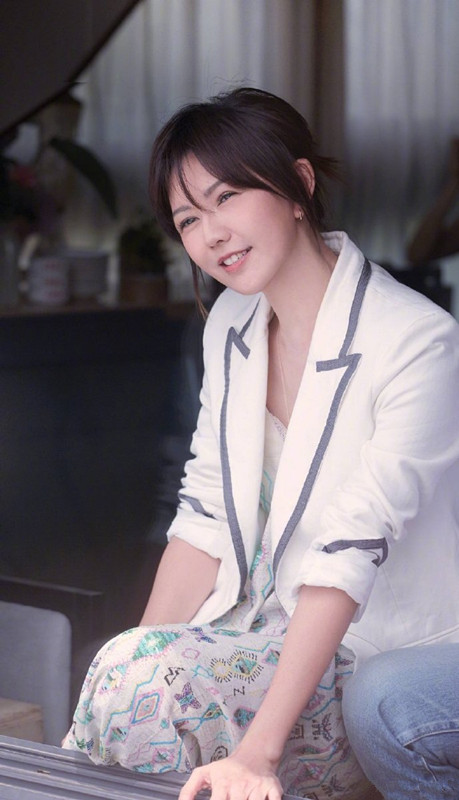 孙燕姿难得现身就穿错?花裙配白西服气质清新,穿厚底靴却太出戏