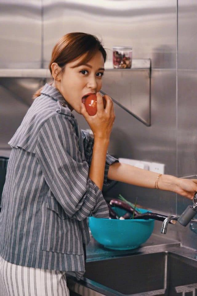 看着孩子,老公吃到她做的美食时,那一脸享受的表情,叶一茜内心也是无