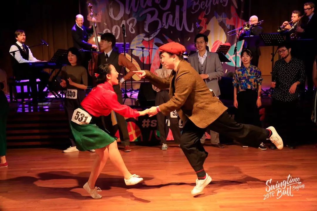 小星和 lucy 在北京 swing dance ball 舞会上.