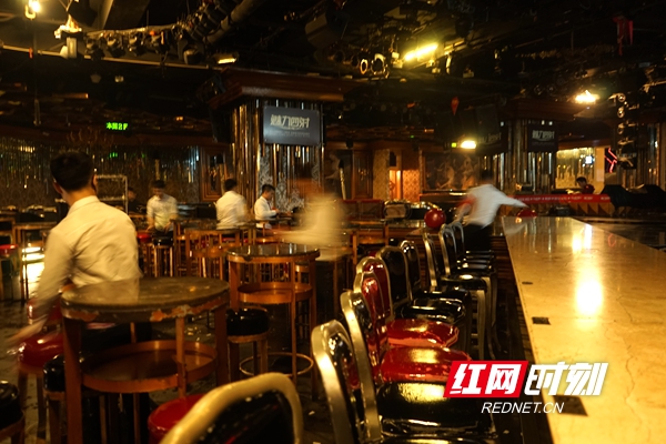 记者观察,以魅力四射,酒窝ktv为代表的多家解放西路沿线夜场很早就