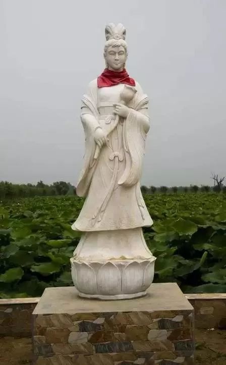 莲花仙子雕像相传美丽善良的莲花仙子是天帝的女儿.