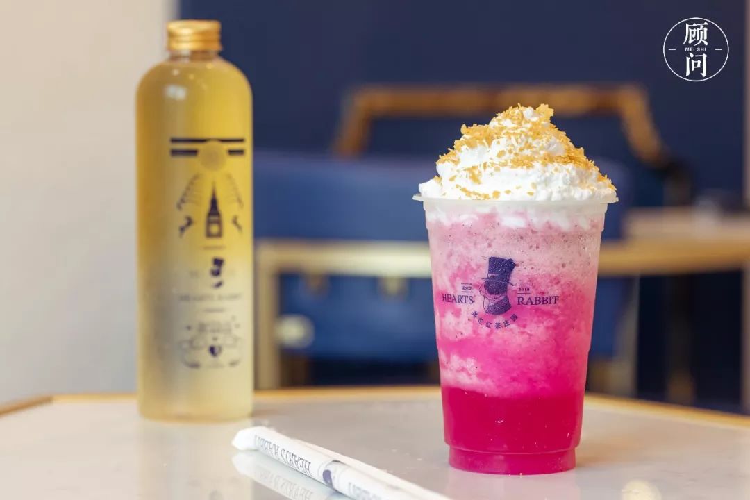 接着再喝水果茶,喝到一半时将奶芙与果茶搅拌均匀,奶香浓郁,体验一杯