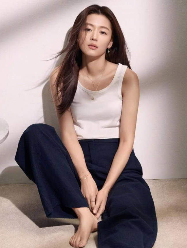 没有过分明亮的颜色,甚至基本都是统一黑色,但全智贤的气质依然那么好