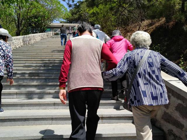 希望和自己所爱的人能够成为走到夕阳下面的爱人,他们,正因为已至暮年