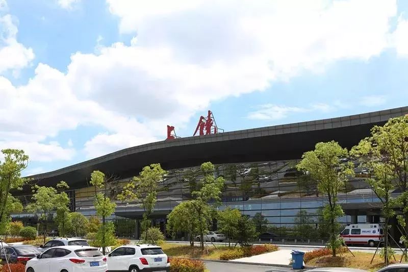 自从三清山机场建成以后,上饶的高铁,公路,飞机才真正的实现了一体化