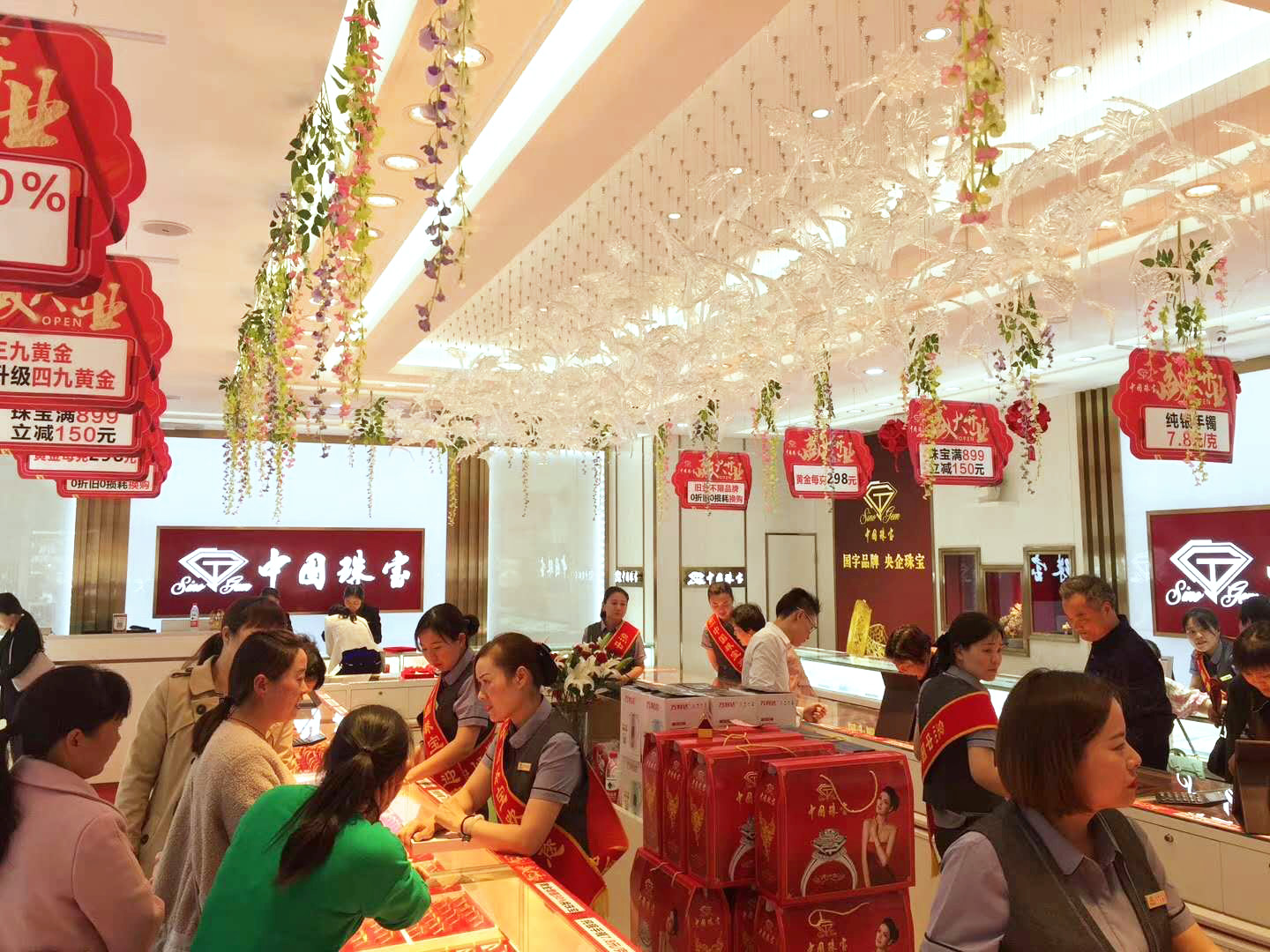 各店为回馈消费者,均开展了活动力度较大的开业促销活动,现场气氛热烈