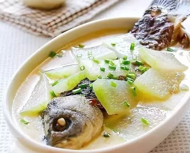 原料:冬瓜500g,草鱼250g,食盐,味精,植物油适量.