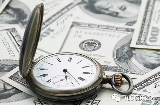 假设每年 10%,那同样面值的钱,随着时间的推移,金钱的效益却在缩水.