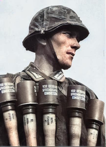 原创二战德军上色老照片有人上墙有人钻洞有人带着吉祥娃娃