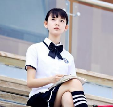 在《无心法师》之前,还在上学的陈瑶就接了电视剧《旋风十一人》,这部