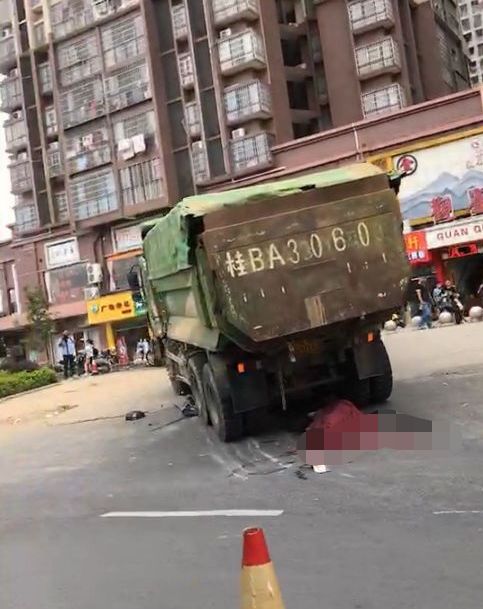 胜利路一渣土车碾碎电动车,女孩哭喊:还我爸爸!