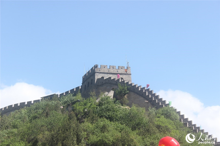 香港千人老归侨访京团长城脚下放歌