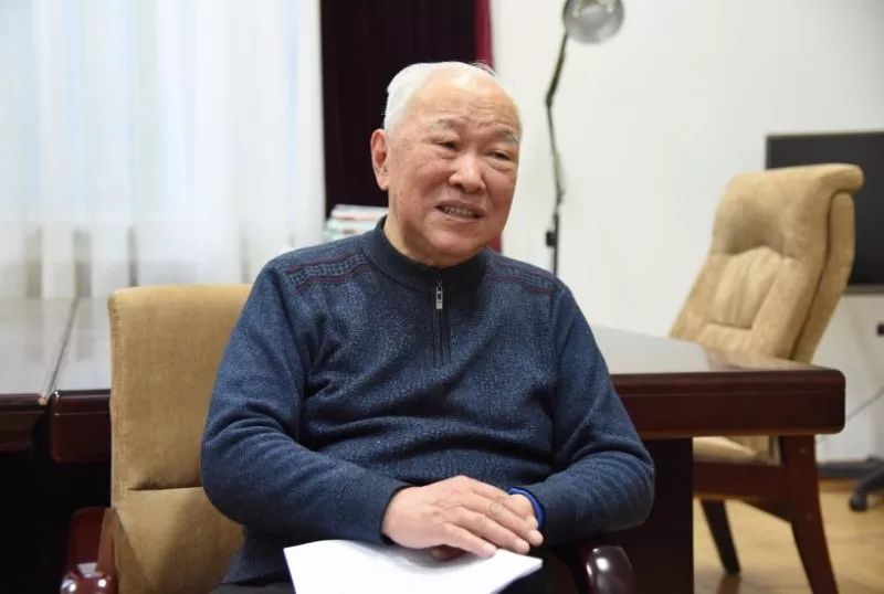 史学界习惯称金冲及为"金老",已过天命之年的金以林也有同学和同事叫