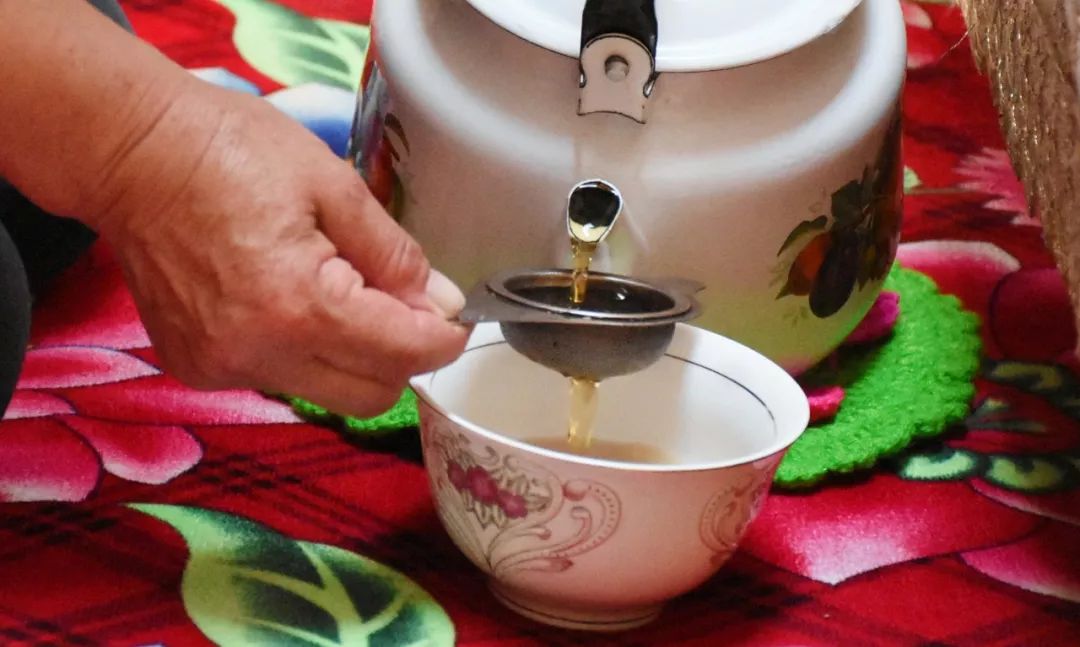 那杯茶在哈萨克族的毡房里