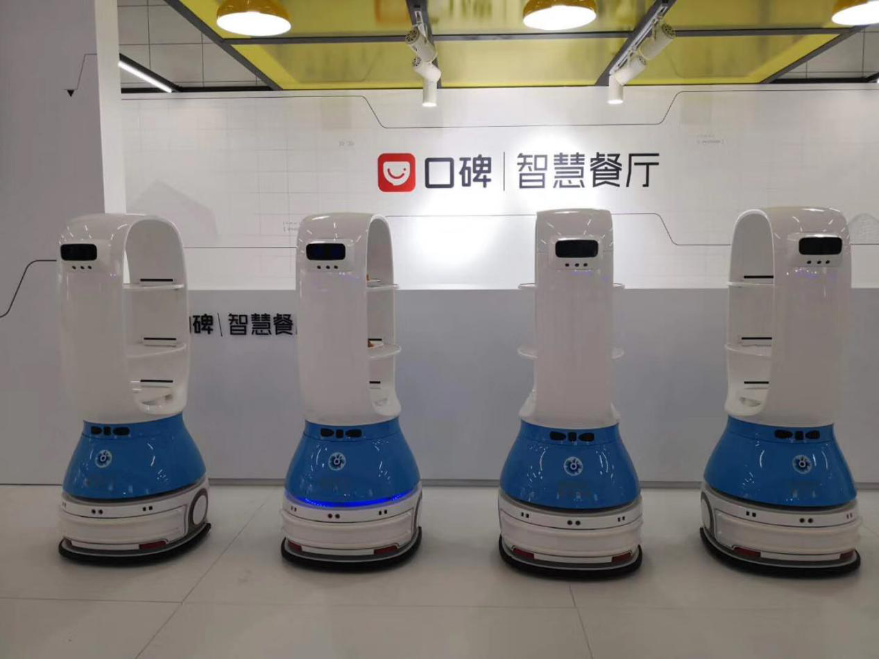 擎朗智能送餐机器人亮相亚洲美食节 送餐,回收样样行!