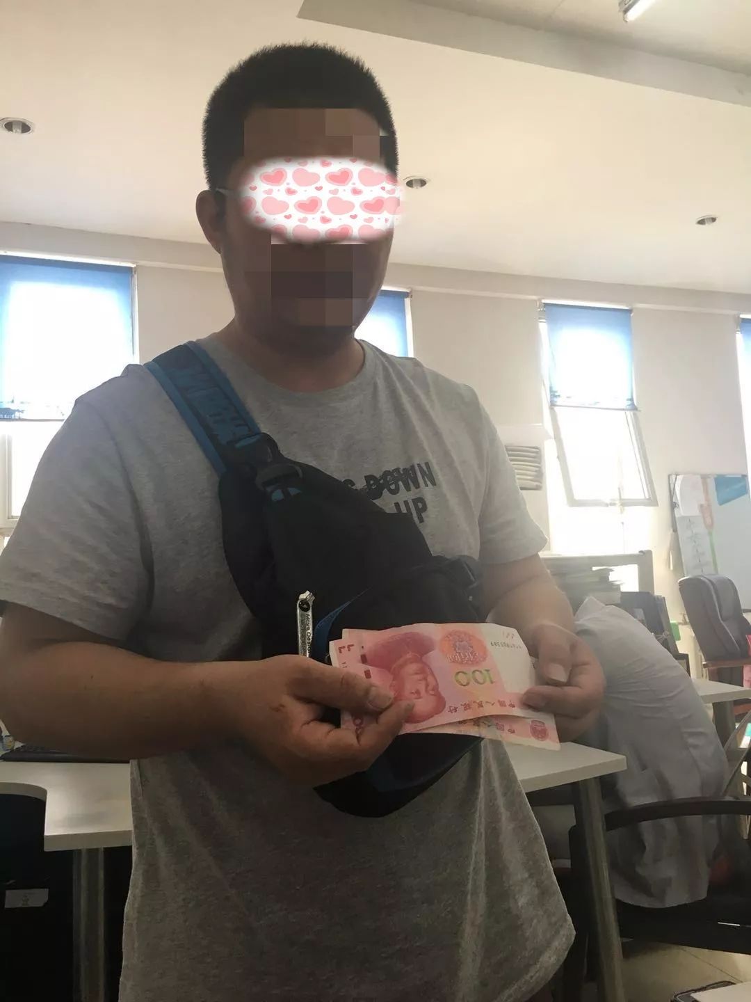 他们都参与了购车抽现金大奖的活动,是来办公楼领奖哒!
