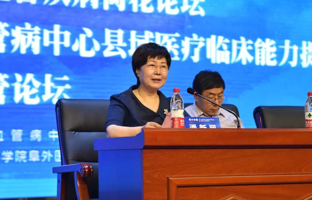 运城市第一医院院长潘新丽为远道而来的专家教授以及运城十三县市的