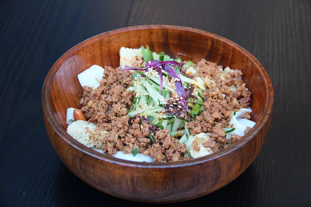 除了肉酱凉皮还有经典全素凉皮,全素凉皮是另一大招牌,简单的素菜,更