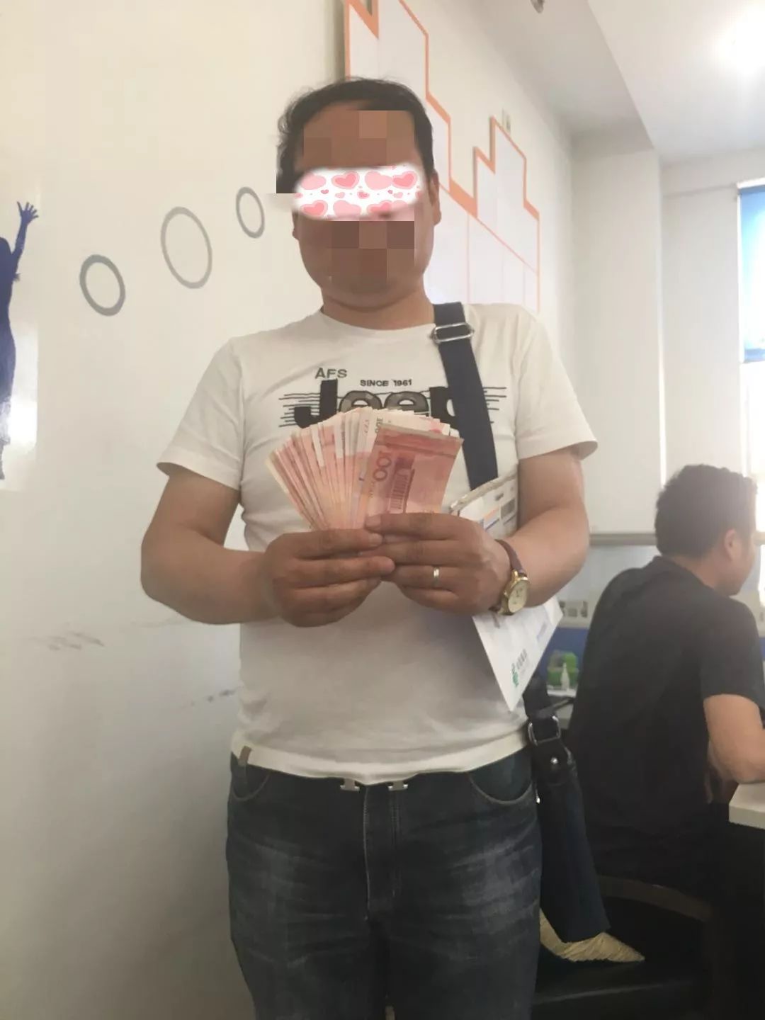 他们都参与了购车抽现金大奖的活动,是来办公楼领奖哒!