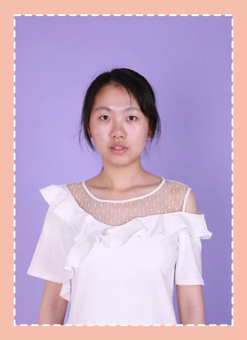 小月亮告诉我们「她不是特别自信,平时穿搭都很朴素暗沉,属于丢在人群