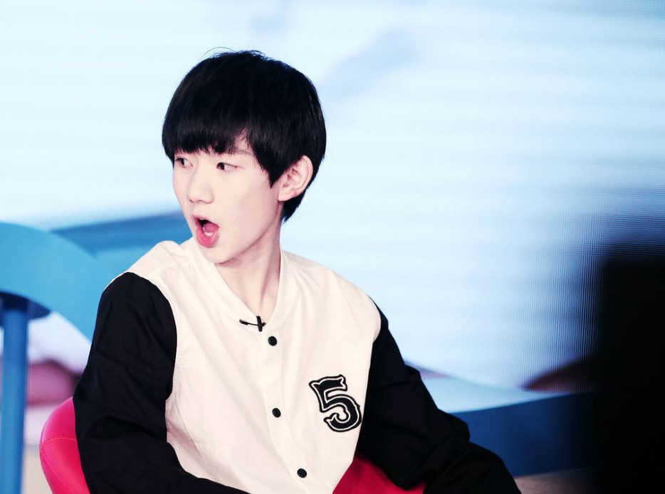 原创王源爬栏杆后又被拍到熟练抽烟,粉丝脱粉,健康青年形象岌岌可危