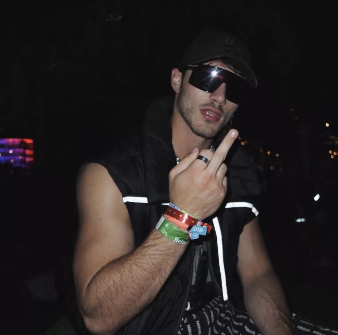 吃瓜亚裔变性美妆博主nikita跟男模男友相互拉黑