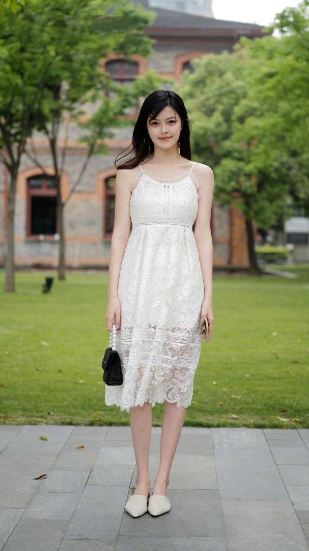 街拍:美女皮肤衬托的白里透红,身穿的红色抹胸装尽显淑女范