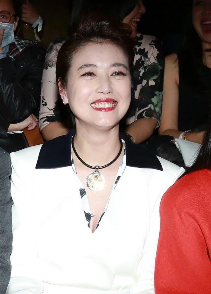 周海媚脸肿成大饼, 眼窝凹陷鼻孔外翻, 网友: 你出门忘刷牙了?