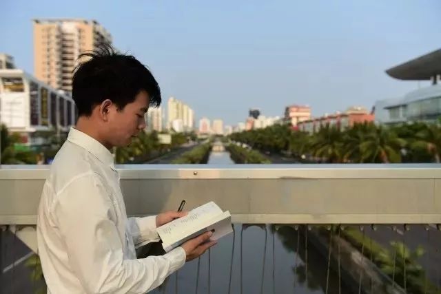 旅游学院优秀学子人物特辑王克波发光发热的行路人上