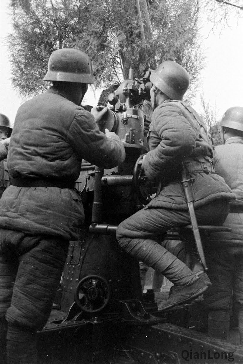 在重庆警戒的国民党防空兵部队严密伪装迎击日机