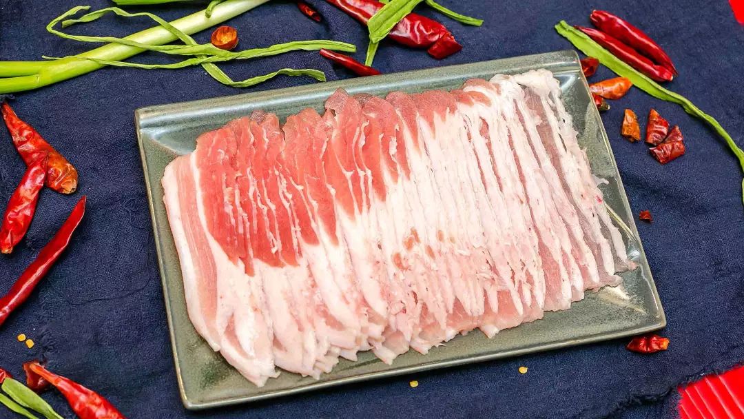 涮过之后,肉质会微缩,吃起来鲜嫩无比,就算是麻辣锅,肉的美味也没有被