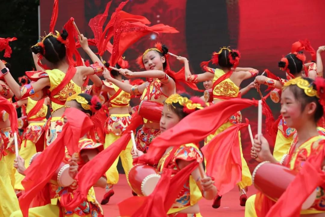 《小松树》《小蝌蚪找妈妈》《蓝精灵》《七彩画笔》,一年级的孩子们
