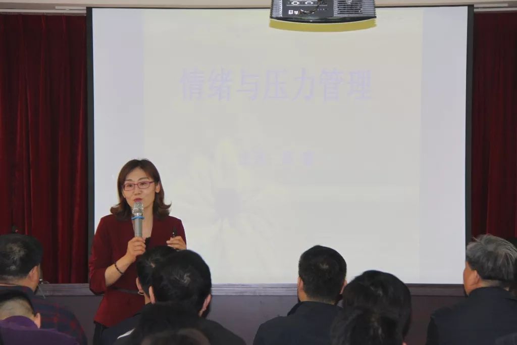 心理咨询师,家庭教育高级指导师,中国萨提亚家庭治疗师高睿来进行专题