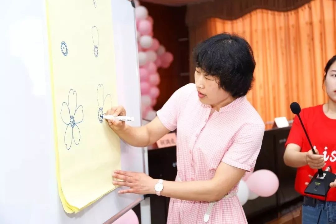 残疾人榜样郑小霞老师教学禅绕画吾欣大学生青年志愿者歌唱《我和我的