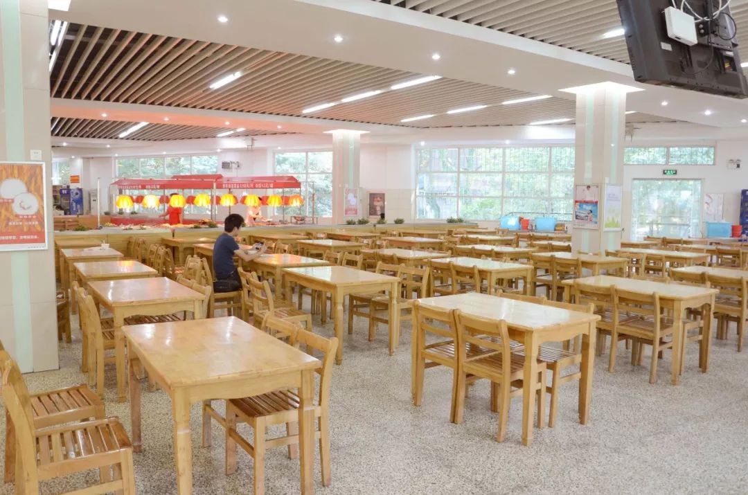 武汉学校的这些美食,都是我们不愿意毕业的理由_食堂